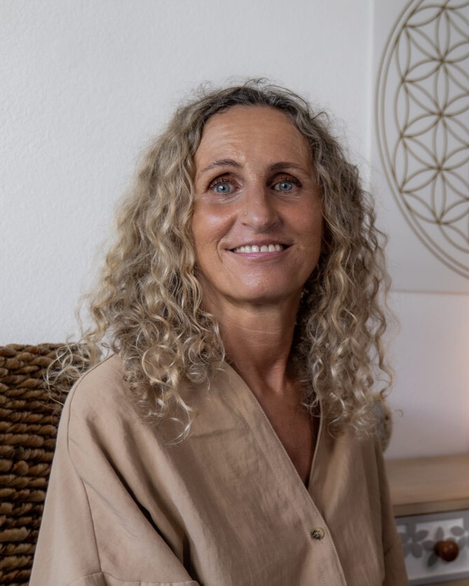Isabelle Pedroli, terapista complementare, sorridente nel suo studio